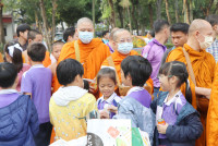 ทำบุญตักบาตรพระสงฆ์_งานรำลึกพระคุณครู ประจำปี 2567 