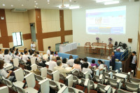 ผู้บริหารคณะศึกษาศาสตร์ ให้การต้อนรับนักศึกษารหัส 17 ในโอกาสเข้ามอบทุนการศึกษาและจัดกิจกรรมคืนสู่เหย้า รหัส 172