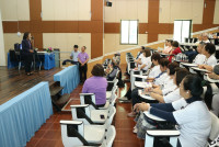 ผู้บริหารคณะศึกษาศาสตร์ ให้การต้อนรับนักศึกษารหัส 17 ในโอกาสเข้ามอบทุนการศึกษาและจัดกิจกรรมคืนสู่เหย้า รหัส 172