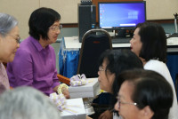 ผู้บริหารคณะศึกษาศาสตร์ ให้การต้อนรับนักศึกษารหัส 17 ในโอกาสเข้ามอบทุนการศึกษาและจัดกิจกรรมคืนสู่เหย้า รหัส 172