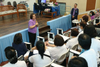 ผู้บริหารคณะศึกษาศาสตร์ ให้การต้อนรับนักศึกษารหัส 17 ในโอกาสเข้ามอบทุนการศึกษาและจัดกิจกรรมคืนสู่เหย้า รหัส 172