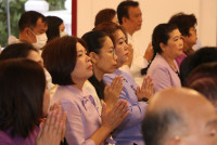 ผู้บริหารคณะศึกษาศาสตร์ มช. ร่วมพิธีทำบุญตักบาตร พระสงฆ์ 60 รูป พิธีขึ้นท้าวทั้งสี่และพิธีถวายเครื่องสักการะบวงสรวงศาลพระภูมิเจ้าที่ และ พิธีถวายพวงมาลัยดอกไม้สด แสดงความเคารพต่อ มล.ปิ่น มาลากุล เนื่องในโอกาสครบรอบ 60 ปี แห่งการสถาปนามหาวิทยาลัยเชียงใหม่ 