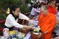 ผู้บริหารคณะศึกษาศาสตร์ มช. ร่วมพิธีทำบุญตักบาตร พระสงฆ์ 60 รูป พิธีขึ้นท้าวทั้งสี่และพิธีถวายเครื่องสักการะบวงสรวงศาลพระภูมิเจ้าที่ และ พิธีถวายพวงมาลัยดอกไม้สด แสดงความเคารพต่อ มล.ปิ่น มาลากุล เนื่องในโอกาสครบรอบ 60 ปี แห่งการสถาปนามหาวิทยาลัยเชียงใหม่ 