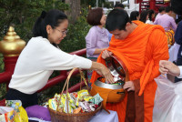 ผู้บริหารคณะศึกษาศาสตร์ มช. ร่วมพิธีทำบุญตักบาตร พระสงฆ์ 60 รูป พิธีขึ้นท้าวทั้งสี่และพิธีถวายเครื่องสักการะบวงสรวงศาลพระภูมิเจ้าที่ และ พิธีถวายพวงมาลัยดอกไม้สด แสดงความเคารพต่อ มล.ปิ่น มาลากุล เนื่องในโอกาสครบรอบ 60 ปี แห่งการสถาปนามหาวิทยาลัยเชียงใหม่ 