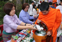ผู้บริหารคณะศึกษาศาสตร์ มช. ร่วมพิธีทำบุญตักบาตร พระสงฆ์ 60 รูป พิธีขึ้นท้าวทั้งสี่และพิธีถวายเครื่องสักการะบวงสรวงศาลพระภูมิเจ้าที่ และ พิธีถวายพวงมาลัยดอกไม้สด แสดงความเคารพต่อ มล.ปิ่น มาลากุล เนื่องในโอกาสครบรอบ 60 ปี แห่งการสถาปนามหาวิทยาลัยเชียงใหม่ 