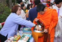 ผู้บริหารคณะศึกษาศาสตร์ มช. ร่วมพิธีทำบุญตักบาตร พระสงฆ์ 60 รูป พิธีขึ้นท้าวทั้งสี่และพิธีถวายเครื่องสักการะบวงสรวงศาลพระภูมิเจ้าที่ และ พิธีถวายพวงมาลัยดอกไม้สด แสดงความเคารพต่อ มล.ปิ่น มาลากุล เนื่องในโอกาสครบรอบ 60 ปี แห่งการสถาปนามหาวิทยาลัยเชียงใหม่ 