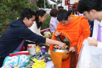 ผู้บริหารคณะศึกษาศาสตร์ มช. ร่วมพิธีทำบุญตักบาตร พระสงฆ์ 60 รูป พิธีขึ้นท้าวทั้งสี่และพิธีถวายเครื่องสักการะบวงสรวงศาลพระภูมิเจ้าที่ และ พิธีถวายพวงมาลัยดอกไม้สด แสดงความเคารพต่อ มล.ปิ่น มาลากุล เนื่องในโอกาสครบรอบ 60 ปี แห่งการสถาปนามหาวิทยาลัยเชียงใหม่ 