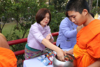 ผู้บริหารคณะศึกษาศาสตร์ มช. ร่วมพิธีทำบุญตักบาตร พระสงฆ์ 60 รูป พิธีขึ้นท้าวทั้งสี่และพิธีถวายเครื่องสักการะบวงสรวงศาลพระภูมิเจ้าที่ และ พิธีถวายพวงมาลัยดอกไม้สด แสดงความเคารพต่อ มล.ปิ่น มาลากุล เนื่องในโอกาสครบรอบ 60 ปี แห่งการสถาปนามหาวิทยาลัยเชียงใหม่ 