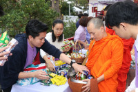 ผู้บริหารคณะศึกษาศาสตร์ มช. ร่วมพิธีทำบุญตักบาตร พระสงฆ์ 60 รูป พิธีขึ้นท้าวทั้งสี่และพิธีถวายเครื่องสักการะบวงสรวงศาลพระภูมิเจ้าที่ และ พิธีถวายพวงมาลัยดอกไม้สด แสดงความเคารพต่อ มล.ปิ่น มาลากุล เนื่องในโอกาสครบรอบ 60 ปี แห่งการสถาปนามหาวิทยาลัยเชียงใหม่ 