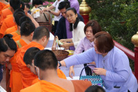 ผู้บริหารคณะศึกษาศาสตร์ มช. ร่วมพิธีทำบุญตักบาตร พระสงฆ์ 60 รูป พิธีขึ้นท้าวทั้งสี่และพิธีถวายเครื่องสักการะบวงสรวงศาลพระภูมิเจ้าที่ และ พิธีถวายพวงมาลัยดอกไม้สด แสดงความเคารพต่อ มล.ปิ่น มาลากุล เนื่องในโอกาสครบรอบ 60 ปี แห่งการสถาปนามหาวิทยาลัยเชียงใหม่ 