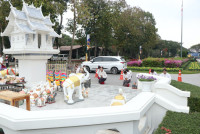 ผู้บริหารคณะศึกษาศาสตร์ มช. ร่วมพิธีทำบุญตักบาตร พระสงฆ์ 60 รูป พิธีขึ้นท้าวทั้งสี่และพิธีถวายเครื่องสักการะบวงสรวงศาลพระภูมิเจ้าที่ และ พิธีถวายพวงมาลัยดอกไม้สด แสดงความเคารพต่อ มล.ปิ่น มาลากุล เนื่องในโอกาสครบรอบ 60 ปี แห่งการสถาปนามหาวิทยาลัยเชียงใหม่ 
