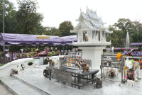 ผู้บริหารคณะศึกษาศาสตร์ มช. ร่วมพิธีทำบุญตักบาตร พระสงฆ์ 60 รูป พิธีขึ้นท้าวทั้งสี่และพิธีถวายเครื่องสักการะบวงสรวงศาลพระภูมิเจ้าที่ และ พิธีถวายพวงมาลัยดอกไม้สด แสดงความเคารพต่อ มล.ปิ่น มาลากุล เนื่องในโอกาสครบรอบ 60 ปี แห่งการสถาปนามหาวิทยาลัยเชียงใหม่ 