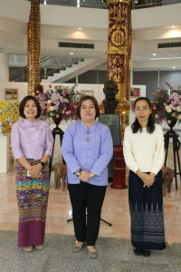 ผู้บริหารคณะศึกษาศาสตร์ มช. ร่วมพิธีทำบุญตักบาตร พระสงฆ์ 60 รูป พิธีขึ้นท้าวทั้งสี่และพิธีถวายเครื่องสักการะบวงสรวงศาลพระภูมิเจ้าที่ และ พิธีถวายพวงมาลัยดอกไม้สด แสดงความเคารพต่อ มล.ปิ่น มาลากุล เนื่องในโอกาสครบรอบ 60 ปี แห่งการสถาปนามหาวิทยาลัยเชียงใหม่ 