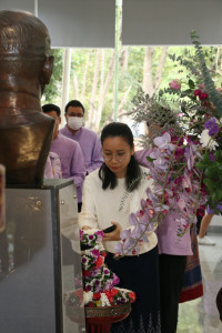 ผู้บริหารคณะศึกษาศาสตร์ มช. ร่วมพิธีทำบุญตักบาตร พระสงฆ์ 60 รูป พิธีขึ้นท้าวทั้งสี่และพิธีถวายเครื่องสักการะบวงสรวงศาลพระภูมิเจ้าที่ และ พิธีถวายพวงมาลัยดอกไม้สด แสดงความเคารพต่อ มล.ปิ่น มาลากุล เนื่องในโอกาสครบรอบ 60 ปี แห่งการสถาปนามหาวิทยาลัยเชียงใหม่ 