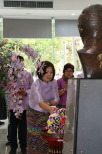 ผู้บริหารคณะศึกษาศาสตร์ มช. ร่วมพิธีทำบุญตักบาตร พระสงฆ์ 60 รูป พิธีขึ้นท้าวทั้งสี่และพิธีถวายเครื่องสักการะบวงสรวงศาลพระภูมิเจ้าที่ และ พิธีถวายพวงมาลัยดอกไม้สด แสดงความเคารพต่อ มล.ปิ่น มาลากุล เนื่องในโอกาสครบรอบ 60 ปี แห่งการสถาปนามหาวิทยาลัยเชียงใหม่ 