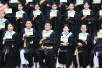  ผู้บริหาร คณาจารย์ ดุษฎีบัณฑิต มหาบัณฑิต และบัณฑิตคณะศึกษาศาสตร์ มช. ถ่ายภาพหมู่ร่วมกัน ในโอกาสพิธีพระราชทานปริญญาบัตร ครั้งที่ 58