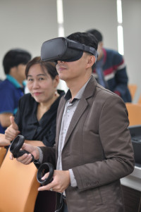 คณาจารย์คณะศึกษาศาสตร์ และคณาจารย์โรงเรียนสาธิตฯ เข้าร่วมศึกษาดูงาน Virtual Reality Classroom คณะบริหารธุรกิจ