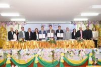 ผู้บริหารและคณาจารย์คณะศึกษาศาสตร์ มช. ร่วมพิธีลงนามในบันทึกความร่วมมือทางวิชาการด้านการวิจัยและพัฒนาผู้บริหาร ครู บุคลากร ทางการศึกษา สถานศึกษา หน่วยงานทางการศึกษาและหน่วยงานที่เกี่ยวข้อง เพื่อการจัดการศึกษาทางเลือก สำหรับเด็กกลุ่มเป้าหมายเฉพาะในเขตเทศบาลนครเชียงใหม่ ระหว่าง เทศบาลนครเชียงใหม่ มหาวิทยาลัยเซียงใหม่ กลุ่มเซ็นทรัลและเครือข่าย