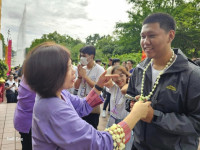 ผู้บริหารคณะศึกษาศาสตร์ มช. ร่วมให้การต้อนรับนักศึกษาใหม่มหาวิทยาลัยเชียงใหม่ รหัส 67 ที่เข้าร่วมกิจกรรมประเพณีรับน้องรถไฟ ปี 2567