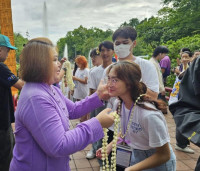 ผู้บริหารคณะศึกษาศาสตร์ มช. ร่วมให้การต้อนรับนักศึกษาใหม่มหาวิทยาลัยเชียงใหม่ รหัส 67 ที่เข้าร่วมกิจกรรมประเพณีรับน้องรถไฟ ปี 2567