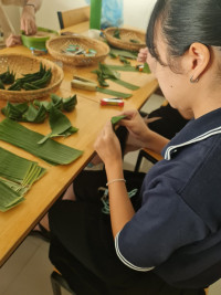 ประมวลภาพกิจกรรมโครงการจัดการเรียนการสอนภาษาไทยในฐานะภาษาต่างประเทศ ภาคเรียนที่ 2/2566 : กิจกรรมประดิษฐ์กระทงใบตอง