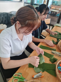 ประมวลภาพกิจกรรมโครงการจัดการเรียนการสอนภาษาไทยในฐานะภาษาต่างประเทศ ภาคเรียนที่ 2/2566 : กิจกรรมประดิษฐ์กระทงใบตอง