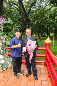 ผู้เกษียณอายุงาน/ราชการคณะศึกษาศาสตร์ มช. ร่วมพิธีมอบเกียรติบัตรและกล่าวแสดงมุทิตาจิต แก่ข้าราชการ พนักงานมหาวิทยาลัย ลูกจ้างประจำ และพนักงานส่วนงานที่เกษียณอายุราชการ ประจำปี 2567