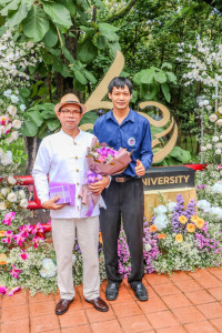 ผู้เกษียณอายุงาน/ราชการคณะศึกษาศาสตร์ มช. ร่วมพิธีมอบเกียรติบัตรและกล่าวแสดงมุทิตาจิต แก่ข้าราชการ พนักงานมหาวิทยาลัย ลูกจ้างประจำ และพนักงานส่วนงานที่เกษียณอายุราชการ ประจำปี 2567