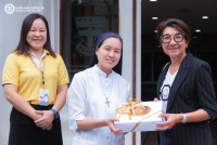ผู้บริหารคณะศึกษาศาสตร์ ประสานงานนำผู้แทนจากมูลนิธิอีดีพี EDP ALUMNI และสมาคมบริษัทจดทะเบียนไทย มอบเงินช่วยเหลือ 4 โรงเรียนที่ประสบอุทกภัยจังหวัดเชียงใหม่