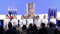 รองศาสตราจารย์ ดร.เกียรติสุดา ศรีสุข ข้ารับโล่รางวัลพระราชทานอาจารย์ดีเด่นแห่งชาติ สาขาสังคมศาสตร์ ประจำปี พ.ศ. 2567 