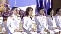รองศาสตราจารย์ ดร.เกียรติสุดา ศรีสุข ข้ารับโล่รางวัลพระราชทานอาจารย์ดีเด่นแห่งชาติ สาขาสังคมศาสตร์ ประจำปี พ.ศ. 2567 