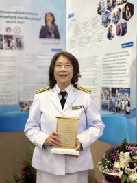 รองศาสตราจารย์ ดร.เกียรติสุดา ศรีสุข ข้ารับโล่รางวัลพระราชทานอาจารย์ดีเด่นแห่งชาติ สาขาสังคมศาสตร์ ประจำปี พ.ศ. 2567 