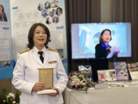 รองศาสตราจารย์ ดร.เกียรติสุดา ศรีสุข ข้ารับโล่รางวัลพระราชทานอาจารย์ดีเด่นแห่งชาติ สาขาสังคมศาสตร์ ประจำปี พ.ศ. 2567 