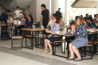 ผู้บริหาร คณาจารย์ เจ้าหน้าที่คณะศึกษาศาสตร์ มช. และโรงเรียนสาธิตมหาวิทยาลัยเชียงใหม่ ร่วมแสดงความยินดีแด่ รองศาสตราจารย์ ดร. เกียรติสุดา ศรีสุข ในโอกาสเข้ารับ โล่รางวัลพระราชทานอาจารย์ดีเด่นแห่งชาติ สาขาสังคมศาสตร์ ประจำปี พ.ศ. 2567 (ปอมท.)