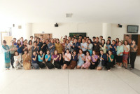 ผู้บริหาร คณาจารย์ เจ้าหน้าที่คณะศึกษาศาสตร์ มช. และโรงเรียนสาธิตมหาวิทยาลัยเชียงใหม่ ร่วมแสดงความยินดีแด่ รองศาสตราจารย์ ดร. เกียรติสุดา ศรีสุข ในโอกาสเข้ารับ โล่รางวัลพระราชทานอาจารย์ดีเด่นแห่งชาติ สาขาสังคมศาสตร์ ประจำปี พ.ศ. 2567 (ปอมท.)