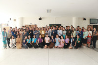 ผู้บริหาร คณาจารย์ เจ้าหน้าที่คณะศึกษาศาสตร์ มช. และโรงเรียนสาธิตมหาวิทยาลัยเชียงใหม่ ร่วมแสดงความยินดีแด่ รองศาสตราจารย์ ดร. เกียรติสุดา ศรีสุข ในโอกาสเข้ารับ โล่รางวัลพระราชทานอาจารย์ดีเด่นแห่งชาติ สาขาสังคมศาสตร์ ประจำปี พ.ศ. 2567 (ปอมท.)