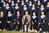 ผู้บริหาร คณาจารย์ ดุษฎีบัณฑิต มหาบัณฑิต และบัณฑิตคณะศึกษาศาสตร์ มช. ถ่ายภาพหมู่ร่วมกัน ในโอกาสพิธีพระราชทานปริญญาบัตร ครั้งที่ 59