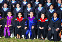 ผู้บริหาร คณาจารย์ ดุษฎีบัณฑิต มหาบัณฑิต และบัณฑิตคณะศึกษาศาสตร์ มช. ถ่ายภาพหมู่ร่วมกัน ในโอกาสพิธีพระราชทานปริญญาบัตร ครั้งที่ 59