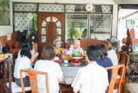 คณะผู้บริหารคณะศึกษาศาสตร์ ม.เชียงใหม่ ร่วมสระเกล้าดำหัวขอพรจากศาสตราจารย์เกียรติคุณสุวัฒก์ นิยมค้า เนื่องในประเพณีสงกรานต์ 2568