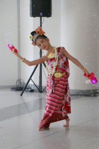รดน้ำดำหัวอธิการบดี และ คณาจารย์อาวุโสของคณะฯ