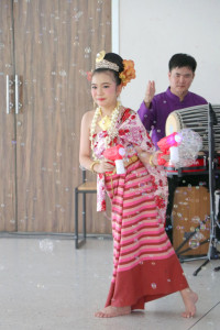 รดน้ำดำหัวอธิการบดี และ คณาจารย์อาวุโสของคณะฯ