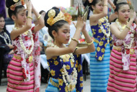 รดน้ำดำหัวอธิการบดี และ คณาจารย์อาวุโสของคณะฯ