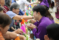 รดน้ำดำหัวอธิการบดี และ คณาจารย์อาวุโสของคณะฯ