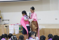 การแต่งกายประกอบการแสดงนาฏศิลป์พื้นเมือง 