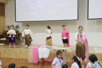การแต่งกายประกอบการแสดงนาฏศิลป์พื้นเมือง 