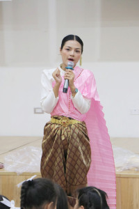 การแต่งกายประกอบการแสดงนาฏศิลป์พื้นเมือง 