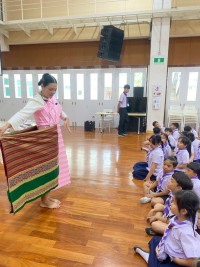 การแต่งกายประกอบการแสดงนาฏศิลป์พื้นเมือง 