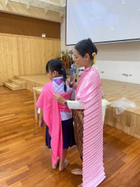การแต่งกายประกอบการแสดงนาฏศิลป์พื้นเมือง 