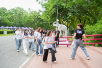 ผู้บริหารคณะศึกษาศาสตร์ มช. ร่วมให้การต้อนรับนักศึกษาใหม่มหาวิทยาลัยเชียงใหม่ รหัส 68 ที่เข้าร่วมกิจกรรมประเพณีรับน้องรถไฟ ปี 2568