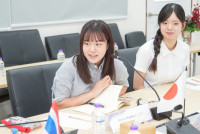 อาจารย์ซาโต้ มากิ (Sato Maki) และเหล่านักศึกษา จาก Tohoku Gakuin University ประเทศญี่ปุ่น ในโอกาสเข้ามาหารือ และเดินชมอาคารเรียนสำหรับกิจกรรม International Internship Program 2025